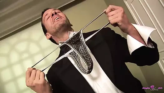 Zengin zenci kız kovboy kız tarzında binmeden önce sert bir yarağı emiyor