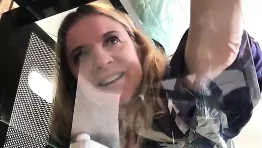 Üvey anne gizlice dışarı çıkar ve üvey oğlu için g sikikleri takılıp kalır