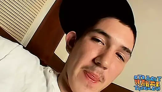 Heteroseksüel genç deuces mastürbasyon yaptıktan sonra boşalıyor