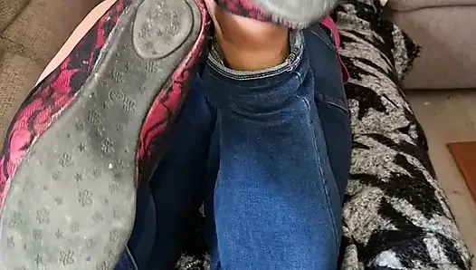 Kötü kokan ve kirli ayaklarım önünde görmezden gelinmek zorunda kalın