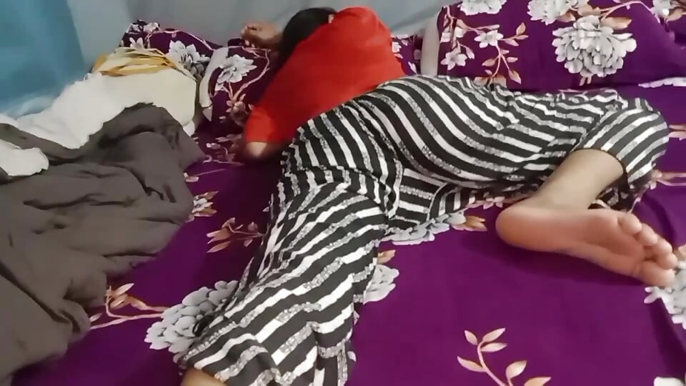 Yaz tatilinde Hintli yengenin evine gittim ve güzel Hintli yengemle çok eğlendim, Hintli yenge seks videosu