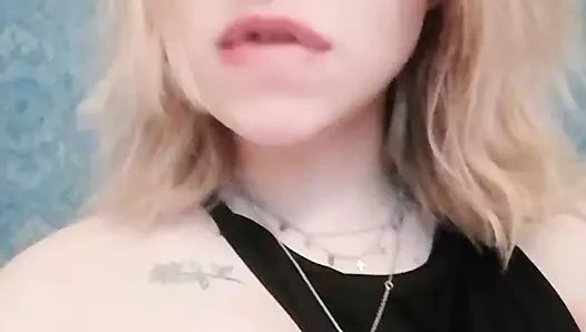 Nazik büyüleyici striptiz ve bir oyuncakla oyunlar