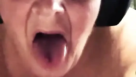 Karşılığında sıkı göt deliğimi yala üvey babam seni emeceğim ve tüm dölünü içeceğim ve sonra biraz