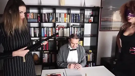 İki kadın egemenliği hatun kölelerini kırbaçlıyor ve cezalandırıyor