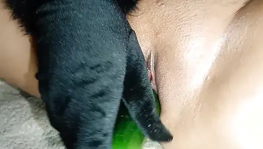 Bella Khalifa pembe etli amına uzun salatalık sokuyor ve mastürbasyon yapıyor