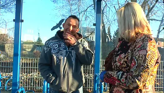 Büyük memeli orta yaşlı seksi kadın kıyafetlerini çıkarıyor ve sikiliyor