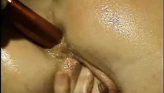 İki doyumsuz orta yaşlı seksi kadın vahşi oyuncağını paylaşıyor