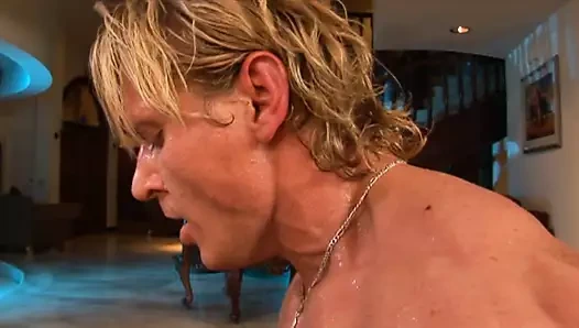 Beautiful blonde babe in high heels get her asshole stretched