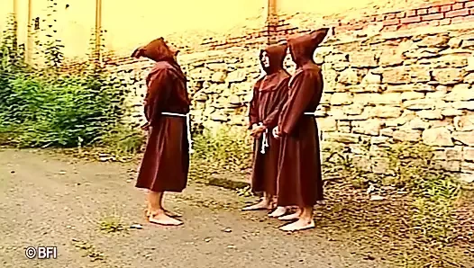 Rahibe piliç açık havada sert sikişmeyi seviyor