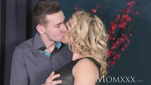 MOM Guy gives his friend’s Step Mom a good fucking before creampie