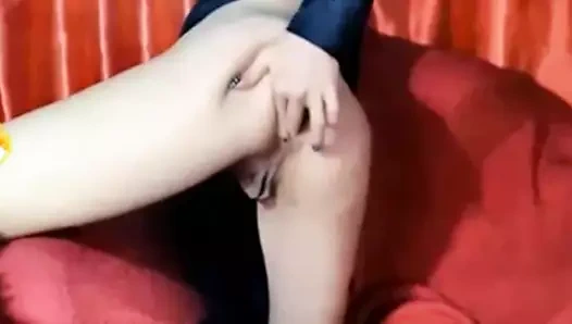 Büyük dudaklı kadın götünü parmaklıyor