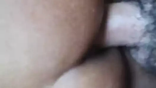 Ateşli kız sopayla inliyor ve götüne sıkıştı