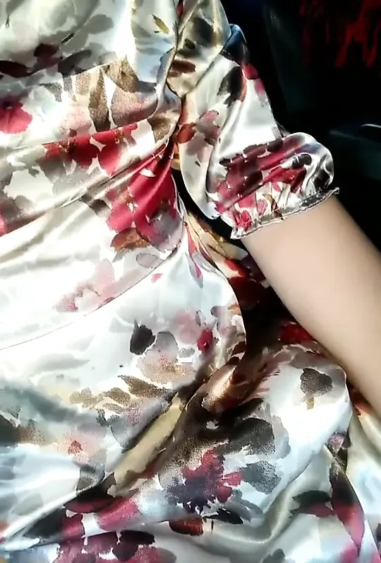 Saten çiçek elbisesi mastürbasyonu