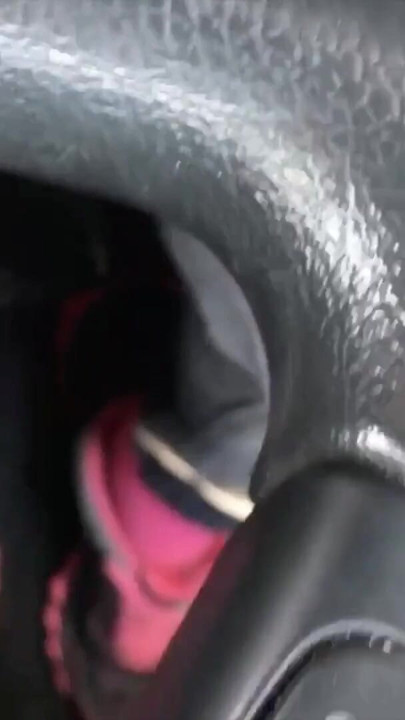Terli çorap ve spor ayakkabı giyerek beni takip et | Klip 1