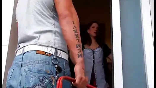 Çekici hatun banyoda yırtık adamın yarağına biniyor