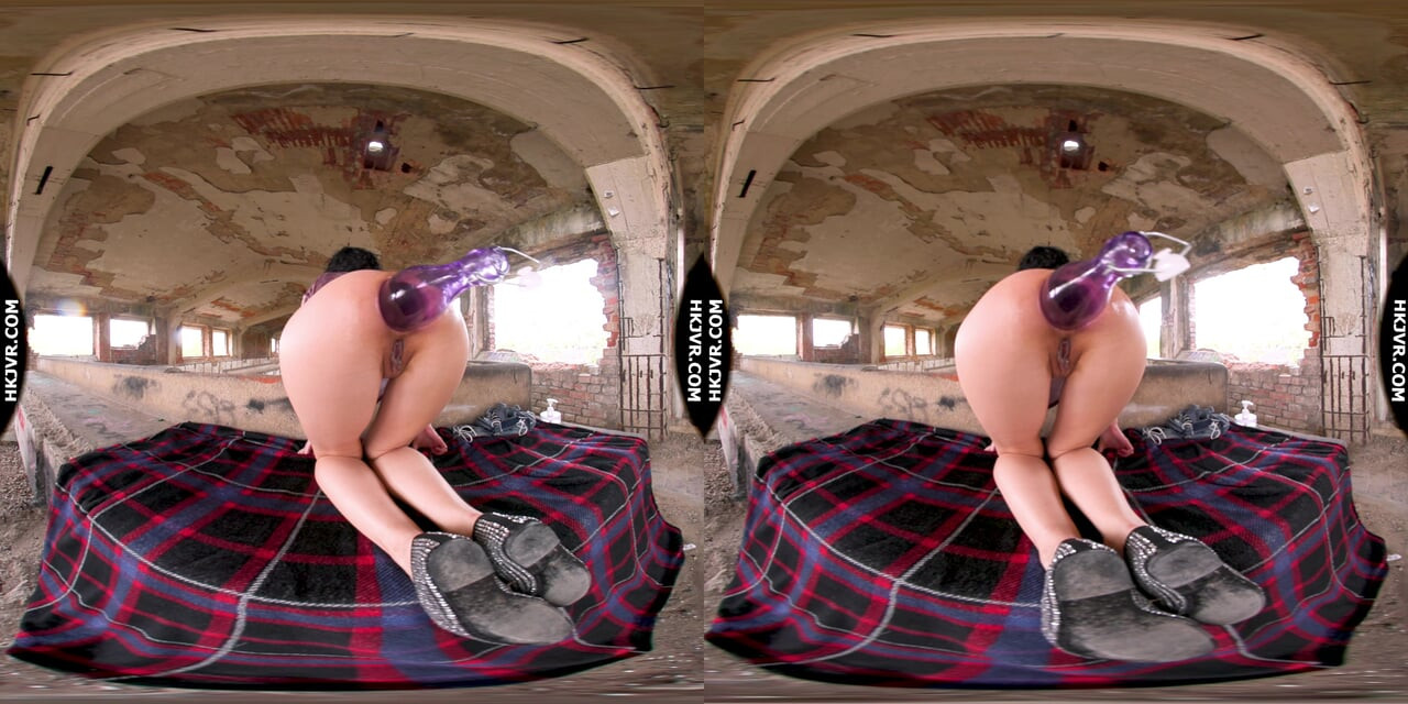 Hotkinkyjo terk edilmiş kağıt fabrikasında büyük şişeyi götüne sokuyor ve sarkıyor