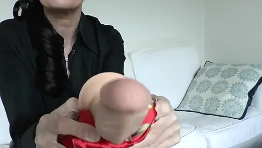 Kırmızı Saten ve Azgın Penis Emme ve Kumaşla Mastürbasyon Üvey Teyze, Lady Victoria Valente'ye