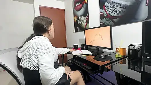 Hamile üvey kız kardeşimi işte stresli görüyorum, bu yüzden ona lezzetli bir yarak veriyorum