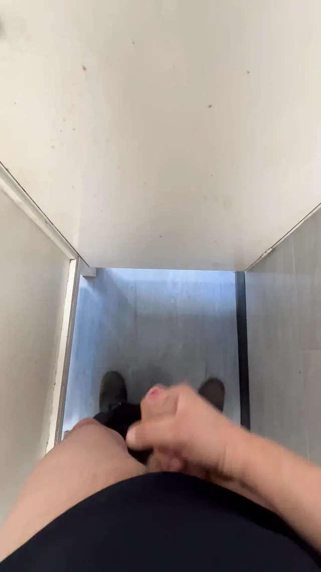 Mastürbasyon yapıyor ve boşalıyor