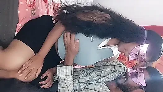 Hintli üniversiteli kız ilk kez sert sikişiyor 18+