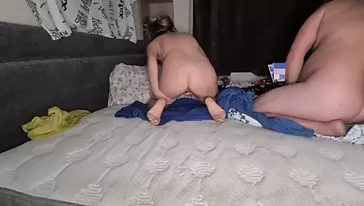 Karısı onun için kıçını açar, böylece koca dilini sokabilir