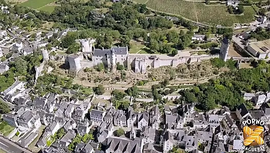 Lucy, ateşli esmer, iki yarakla sikiliyor