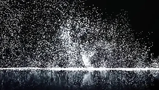 Koyu saçlı tanrıça büyük bir yarak emiyor ve derin bir uzun sikişiyor