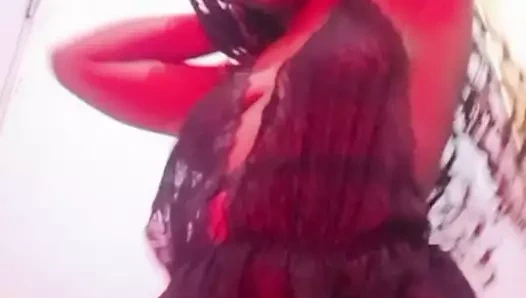 Zengin yaramazlık yapmayı ve erotik dans etmeye başlamayı seviyorum