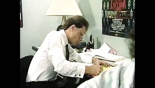 İki arkadaş lezbiyen oynamaya çalışıyor