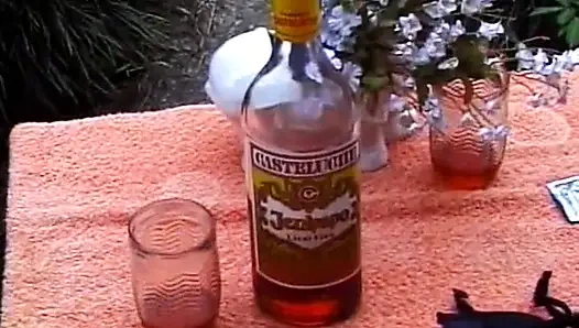 Genç sürtük amcık azgın transeksüel tarafından sikiliyor