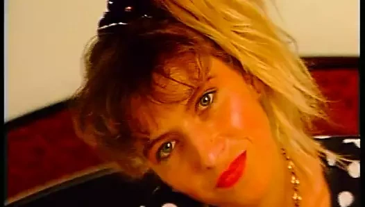 teen schlampe zeigt enge muchi fuer den job