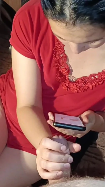 Kocasıyla telefonda iletişim yapan orta yaşlı seksi kadın bir komşunun yarağını kaçıramıyor, ememiyor ve döl yutamıyor | Klip 1