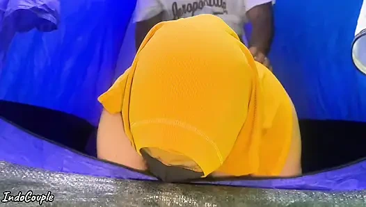 Istri muslim berhijab selingkuh sama kekasih rahasianya. Mereka berdua bercinta di dalam tenda kemping