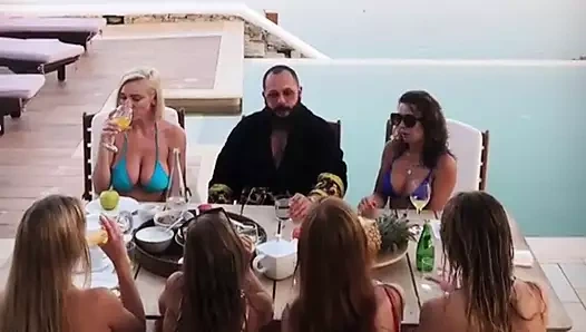 Dize bikinili dışarıda babes