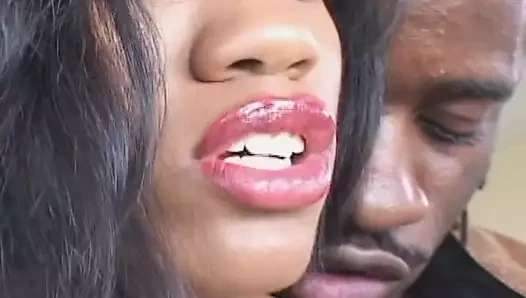 Anal deliğine büyük zenci sokmayı seviyor