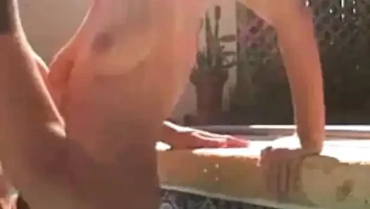 Brandon'ın havuz kenarında ıslak hareketi