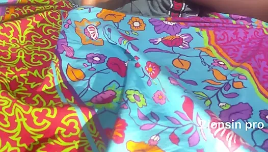 Genç kız ev yapımı domaltarak sikişiyor