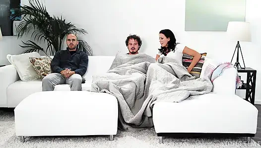 Annenin oğlu aldatan üvey anne Reagan Foxx neredeyse üvey oğluna sakso çekerken yakalanıyordu!