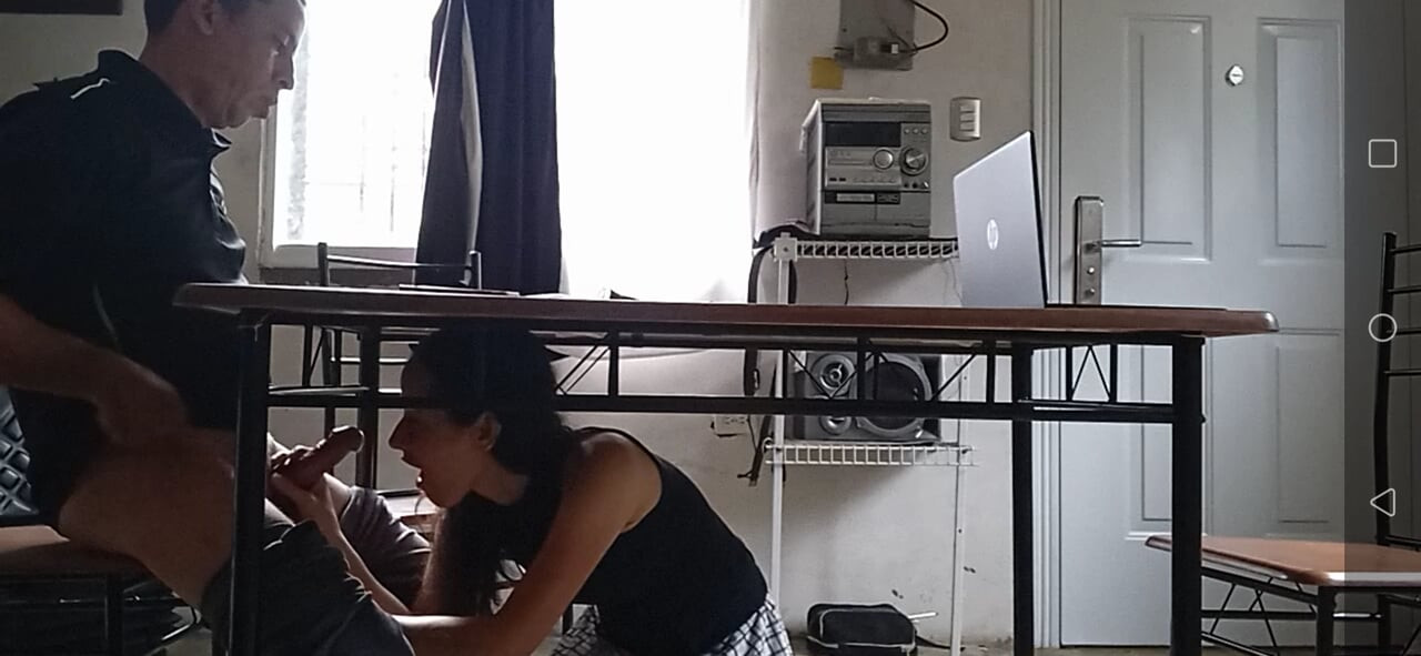 Üvey anne üvey oğlunu okulda tutmak için öğretmenin yarağını yutuyor - vay canına sapık.
