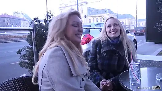 Orta yaşlı seksi kadınlar Amber Jayne ve Angel Wicky bakış açısında şanslı bir adamla sikişiyor!