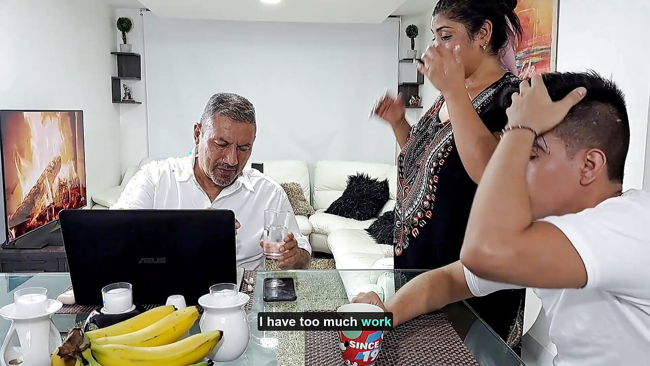 Üvey annemin yüzünü dölle dolduruyorum, bu kaltak amını yememi seviyor