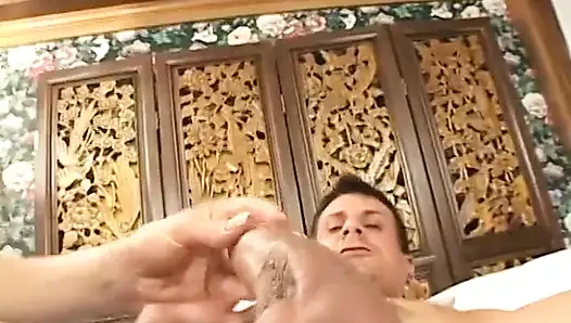 Azgın hatun amından ve götünden sert yarağa biniyor