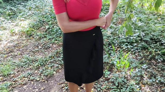 Наблюдаю, как моя милфа-жена с большими натуральными сиськами раздевается на улице - шаловливое развлечение эксгибициониста