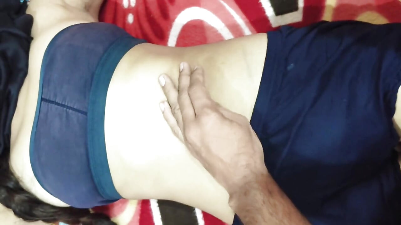 Hintli desi üvey kız kardeş üvey erkek kardeşiyle sert seks yapıyor ve amcık yalıyor büyük yarak videosu