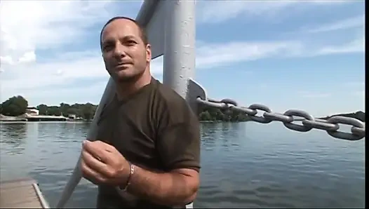 Gözlüklü ateşli büyük memeli sarışın çift sikiliyor