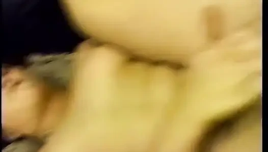 Esmer kadın erkek arkadaşı tarafından sikilirken klitorisini ovuyor
