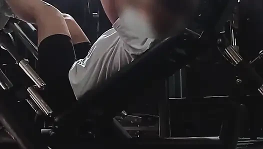 Spor salonuna gittim ve banyoda kıllı amcığım mastürbasyon yaptı