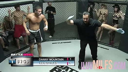 Küçük memeli sarışın büyük yarağa sert biniyor