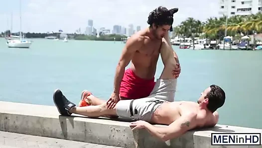 Dövmeli eşcinsel oğlan sürmek o çük iyi