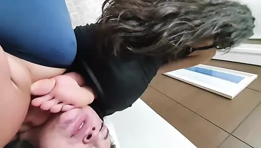 Tehlikeli ayaklar - anita tompson tarafından ayaklarımın gücünü göstereceğim kaltak